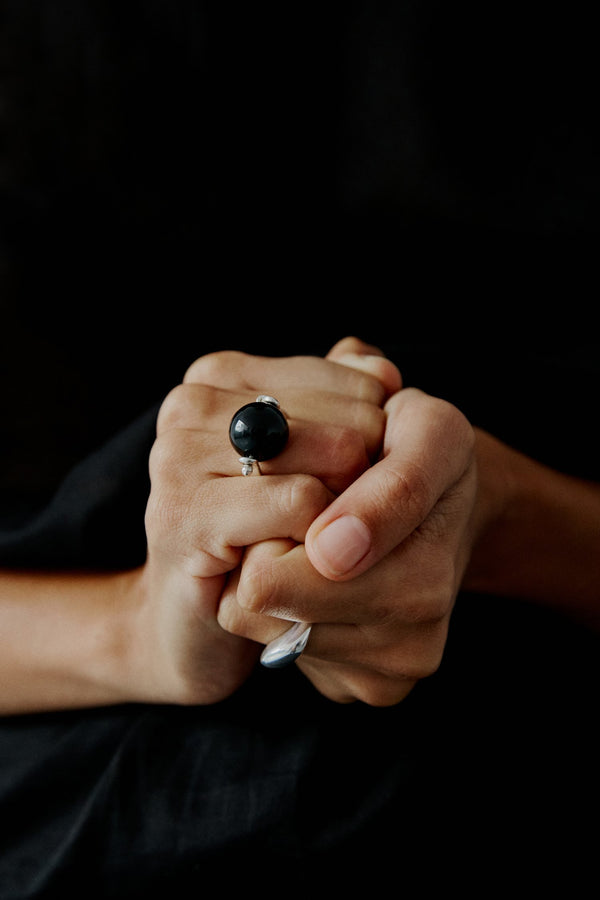 bola ring | onyx