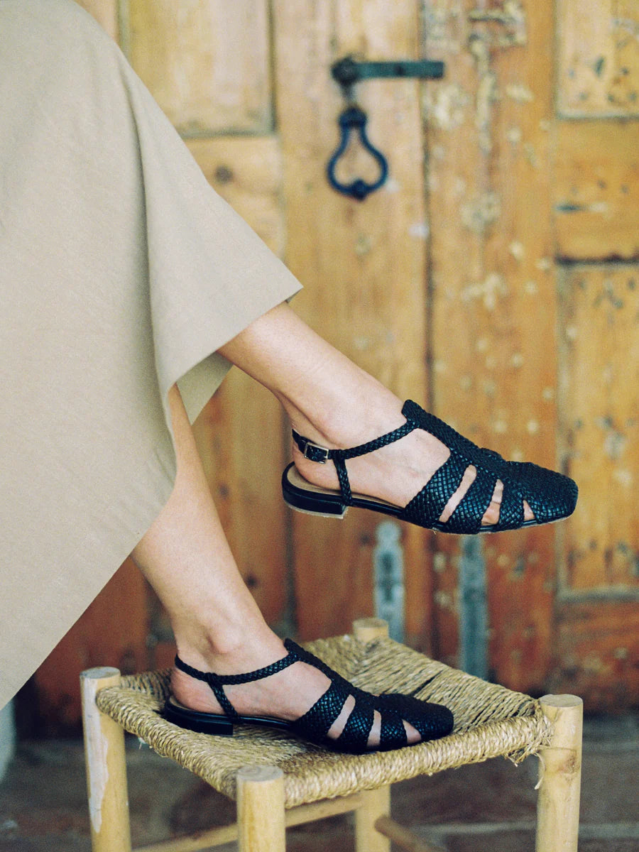 arlo | black