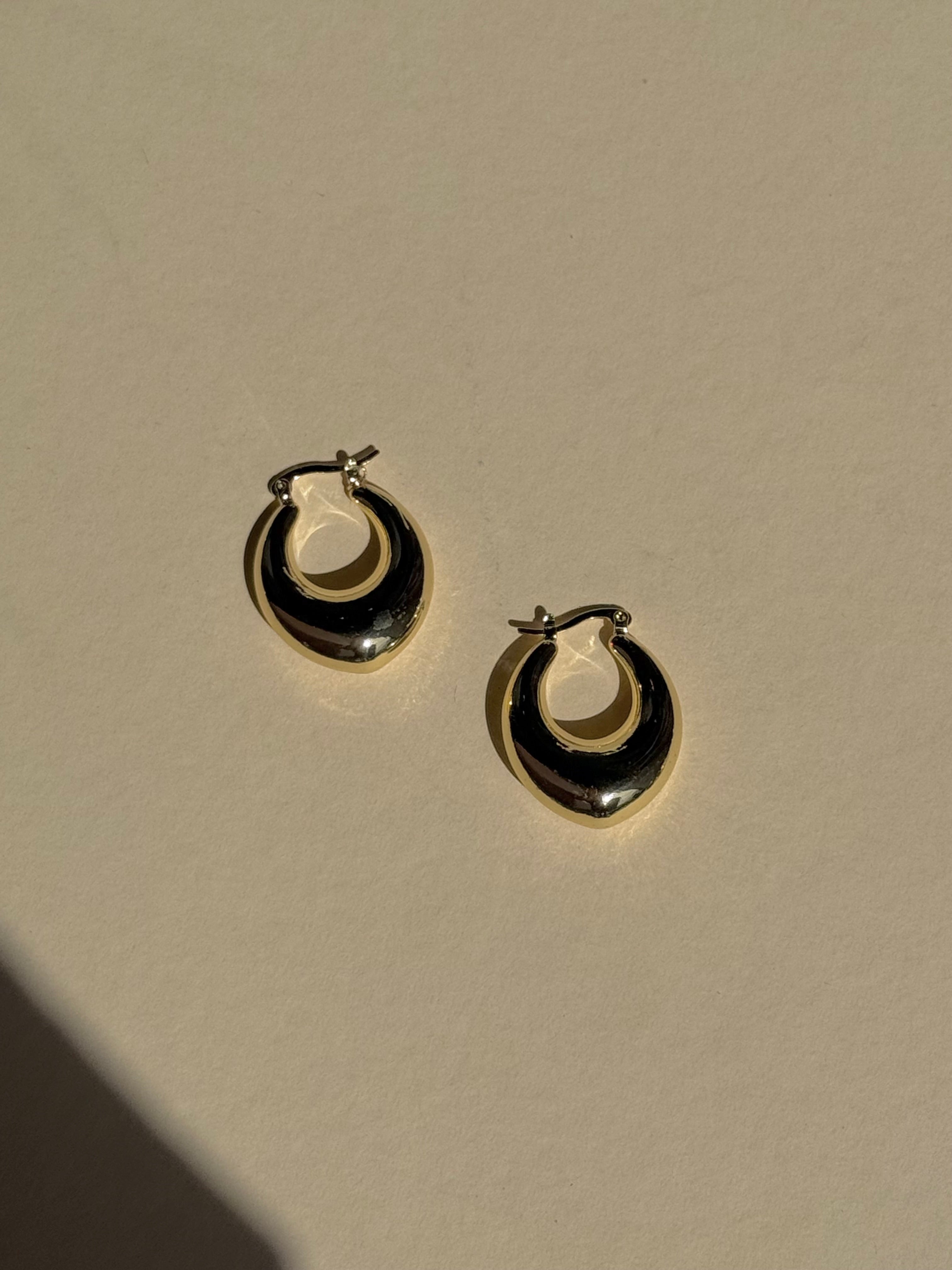 gold u earring