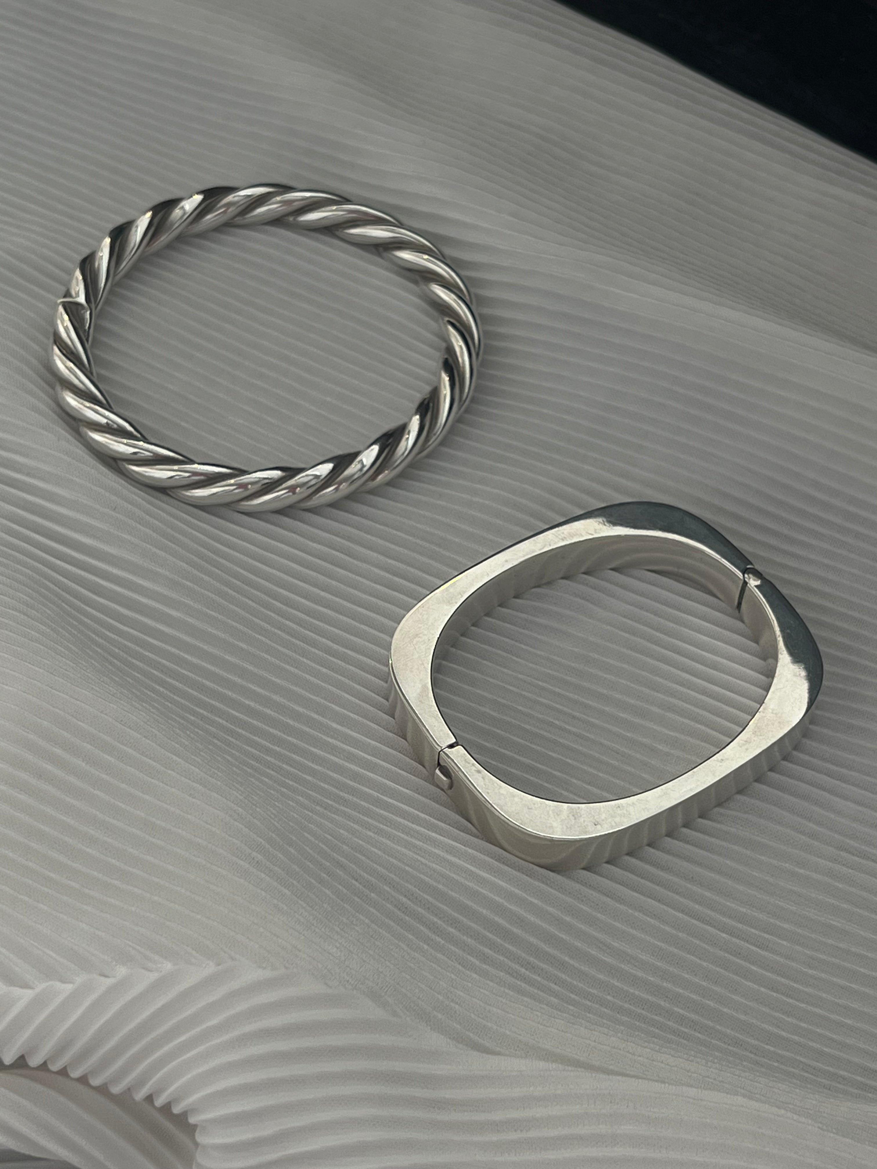 hinge bangle