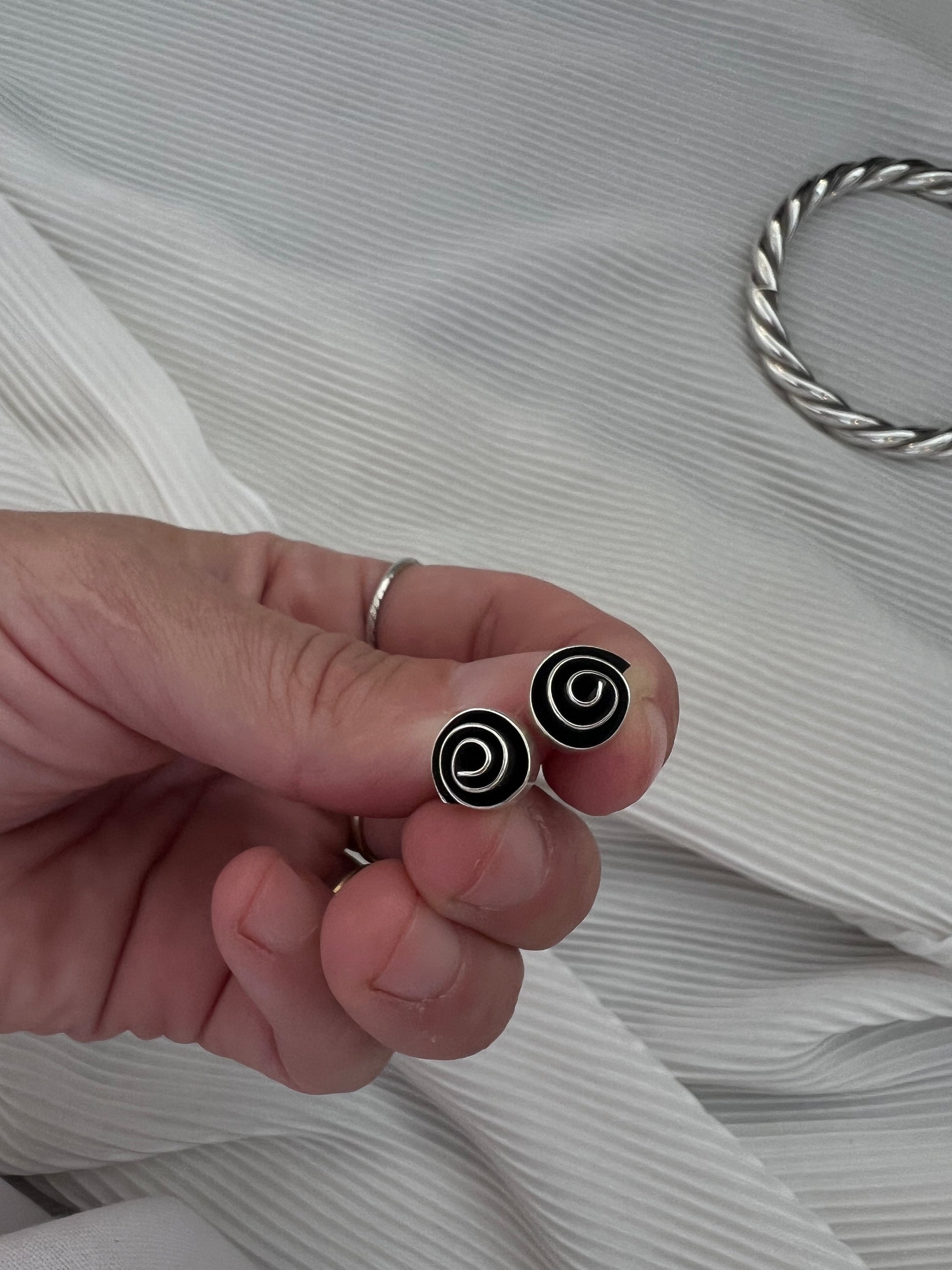 swirl stud