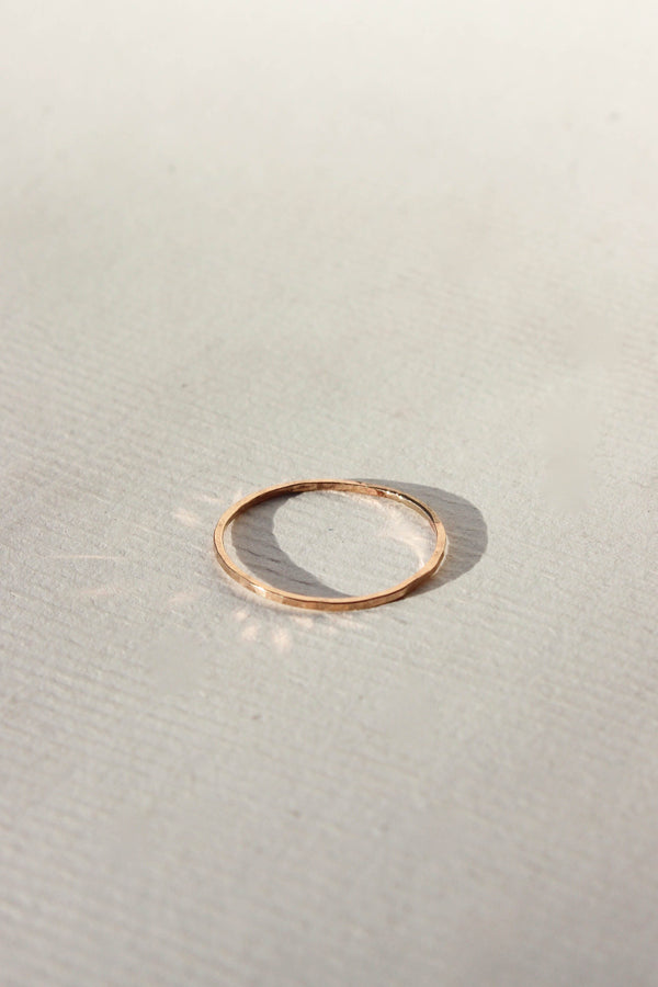 slim hammered ring | gold