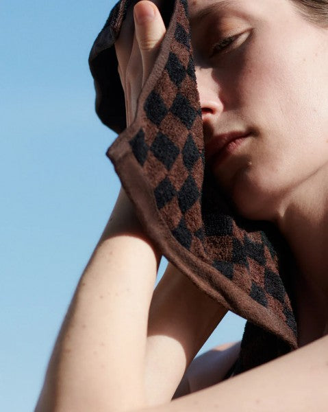 quill face towel | tabac and noir